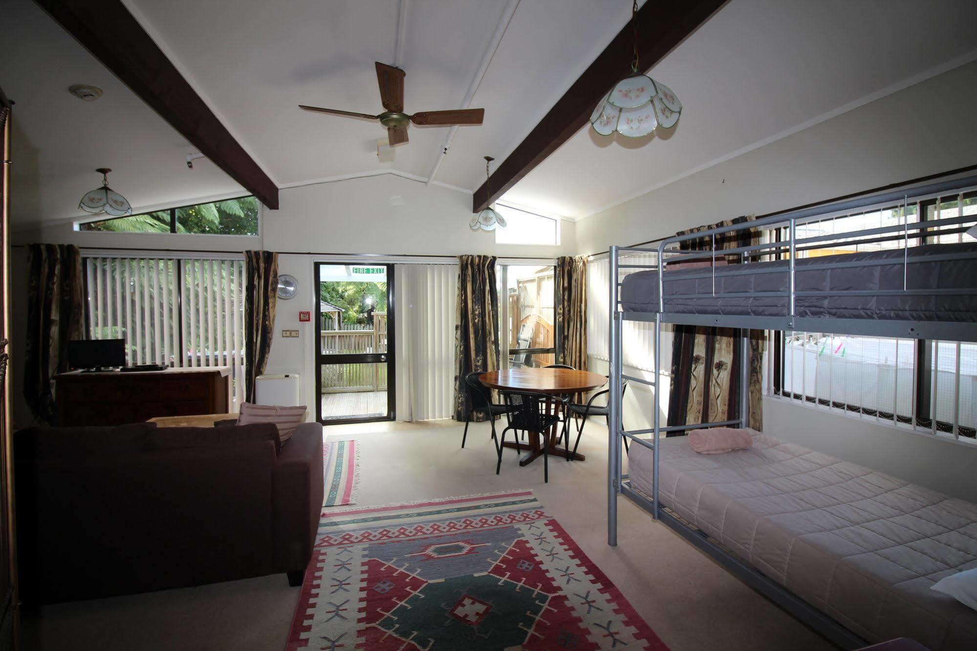 Yha Sunflower Lodge New Plymouth Exterior photo
