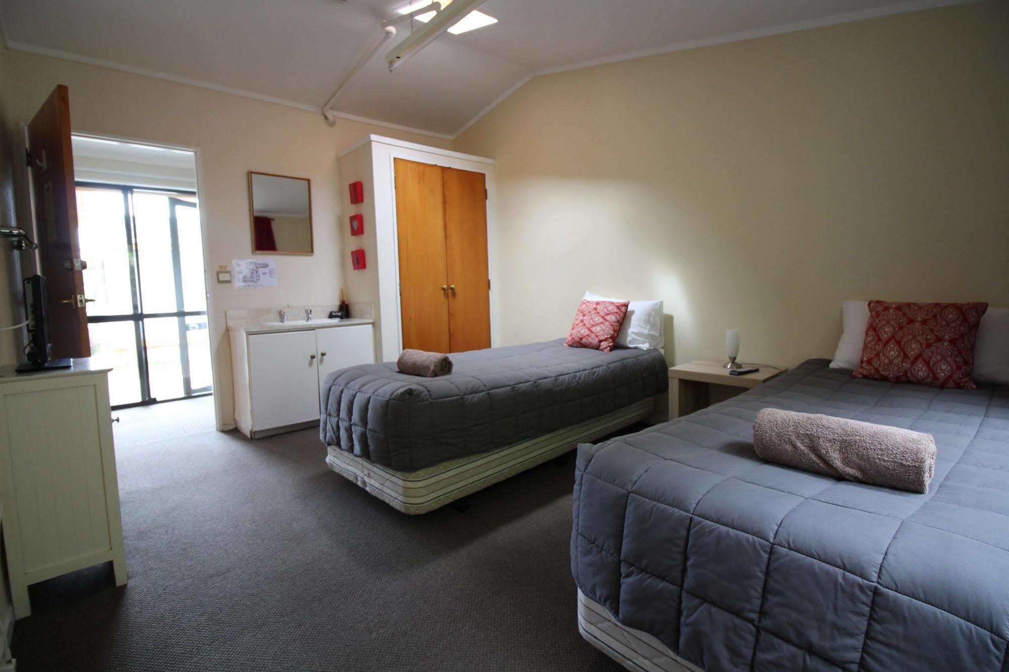 Yha Sunflower Lodge New Plymouth Exterior photo