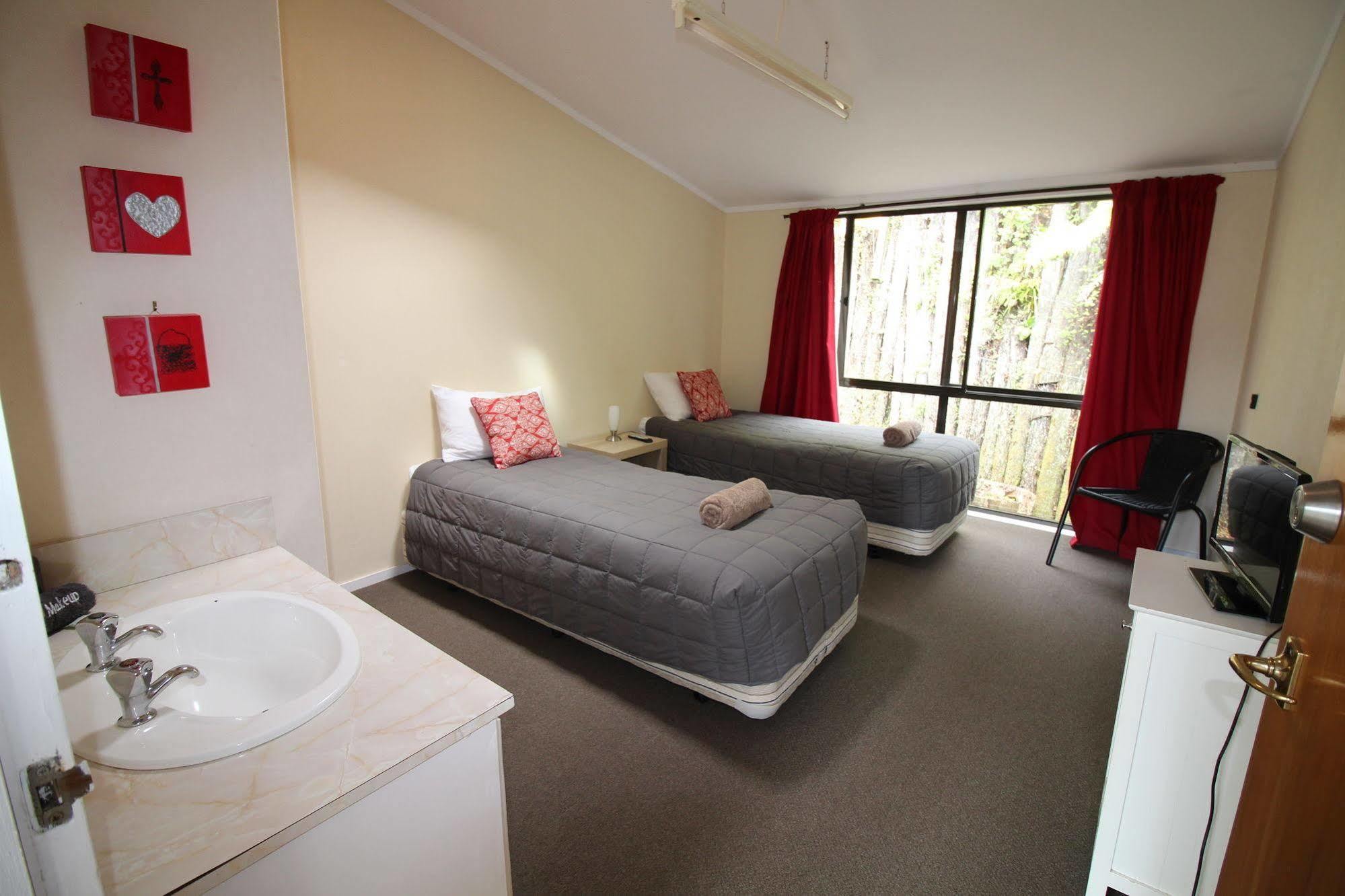 Yha Sunflower Lodge New Plymouth Exterior photo